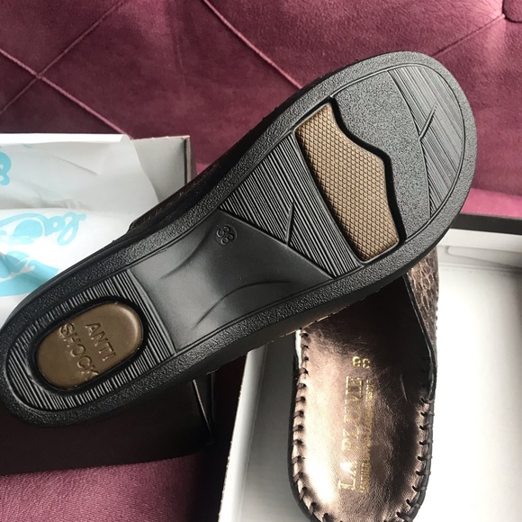 women Slippers - Picture 3 of 6